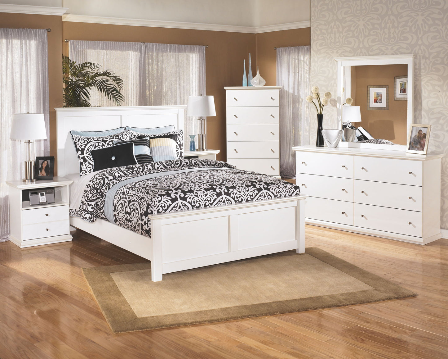 Bostwick Shoals - White - Five Drawer Chest
